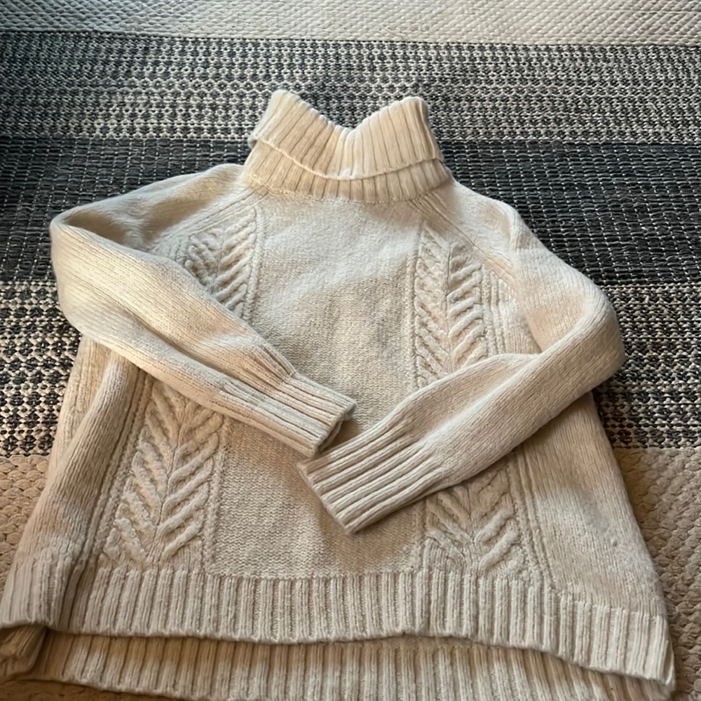 AE cream turtle neck sweater size extra large.